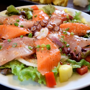 大漁鮮魚の豪華海鮮サラダ